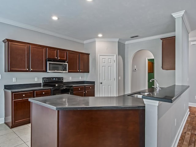 kitchen featuring crown molding, sink, black / electric stove, kitchen peninsula, and light hardwood / wood-style flooring