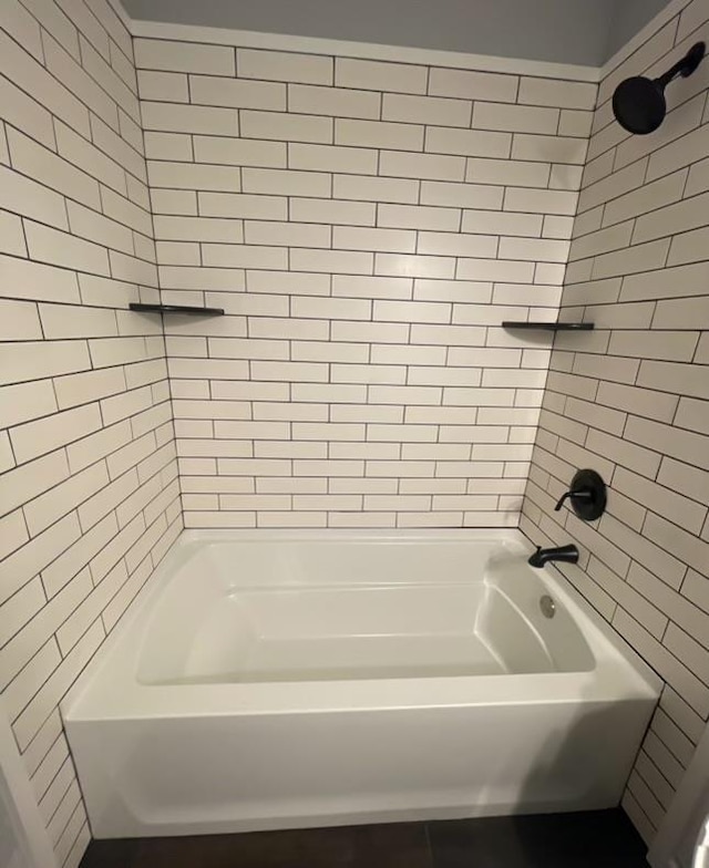 bathroom featuring tiled shower / bath combo