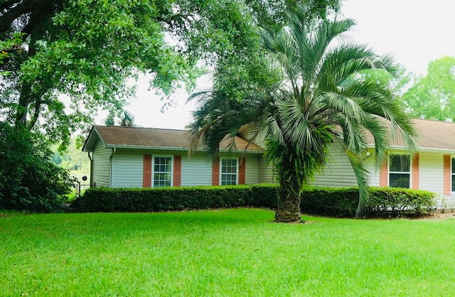 ranch-style house with a front yard