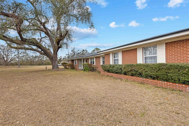 view of front of house with a front lawn