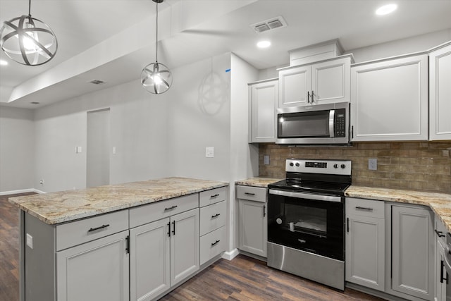 kitchen with visible vents, dark wood-type flooring, tasteful backsplash, stainless steel appliances, and a peninsula