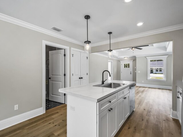 kitchen with white cabinets, ceiling fan, a kitchen island with sink, sink, and dishwasher