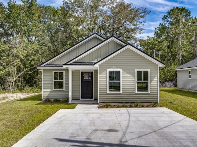 bungalow featuring a front yard