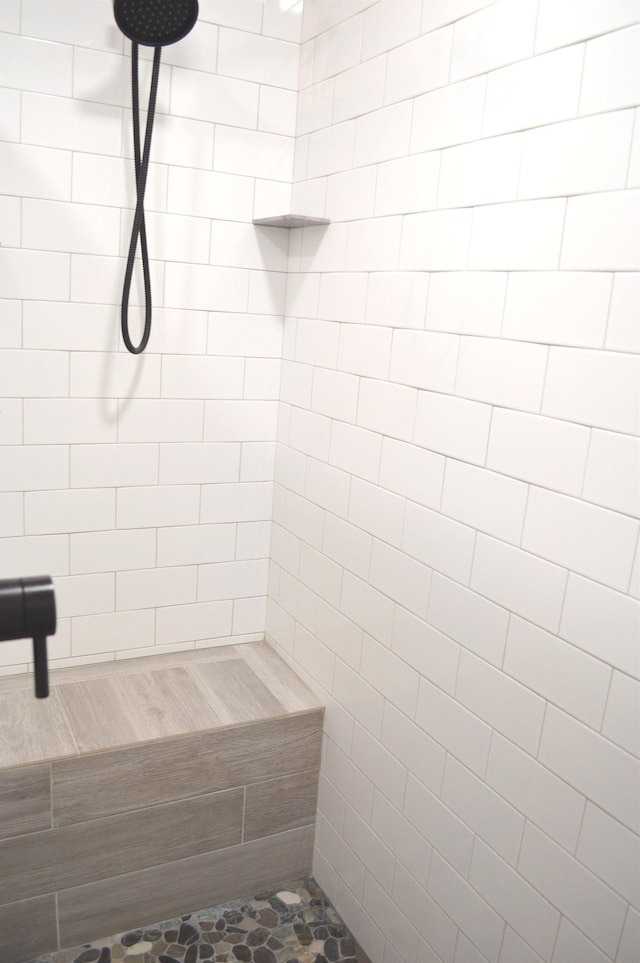 bathroom featuring a tile shower