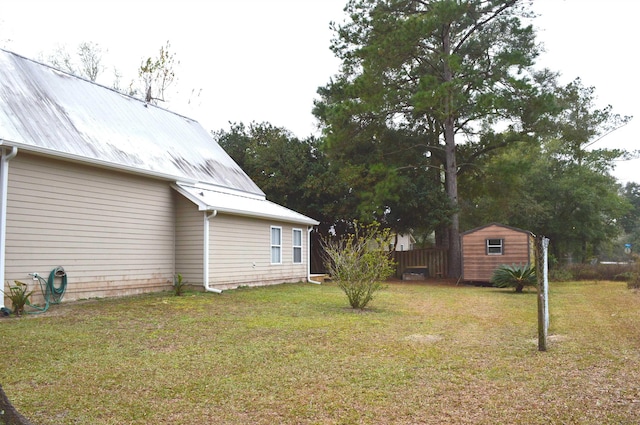 view of yard with a storage unit