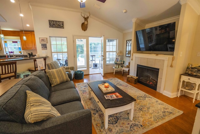 3204 Gallant Fox Trl, Tallahassee, FL 32309 - living room featuring ceiling fan, dark wood finished floors, crown molding, vaulted ceiling, and recessed lighting