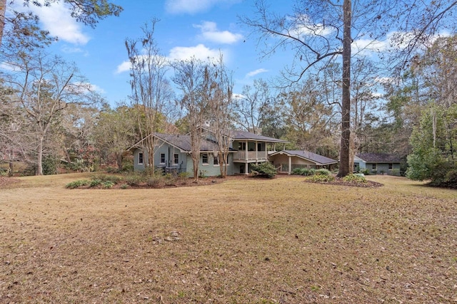 view of front of house with a front lawn