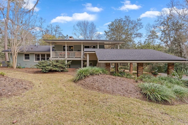 view of front of property featuring a front yard