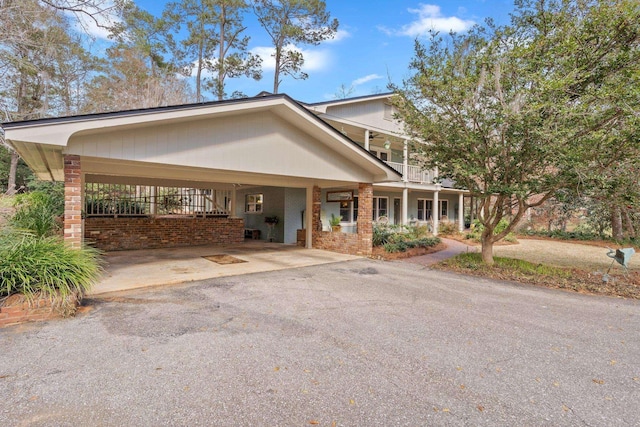 view of front facade featuring a carport