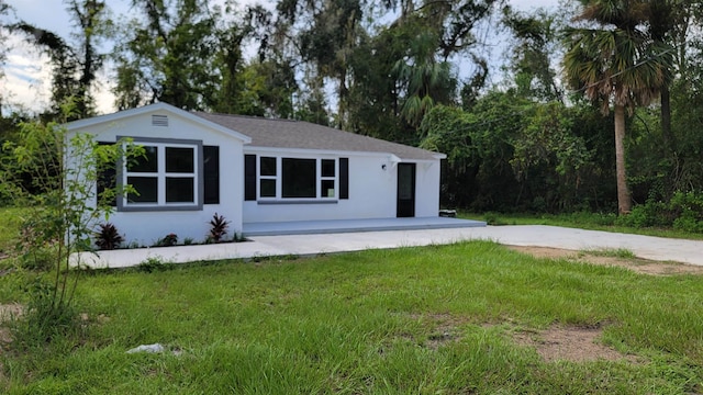 view of front of property featuring a front lawn