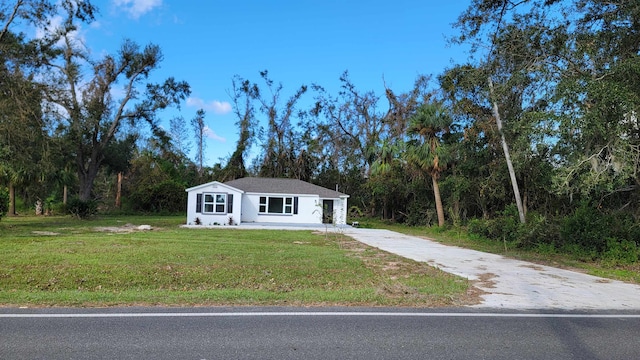 view of front of home featuring a front yard