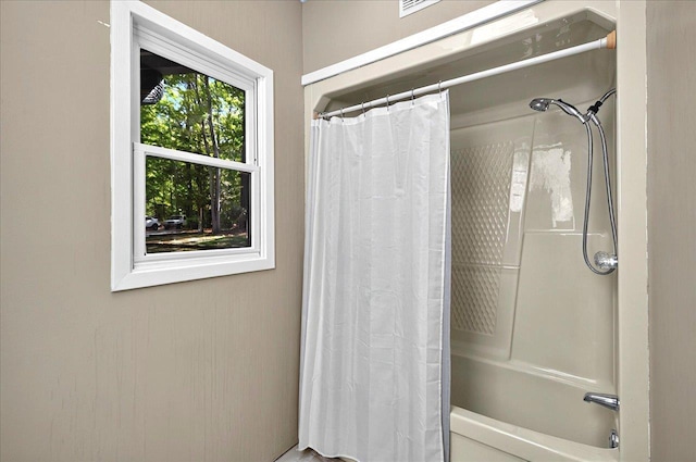 bathroom featuring shower / tub combo