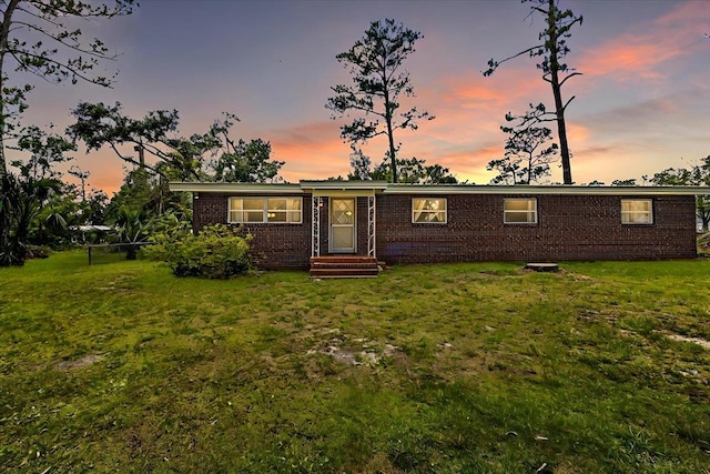 view of front of house featuring a lawn