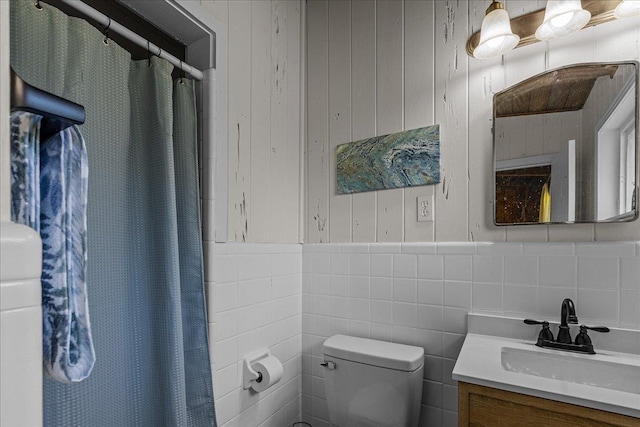 bathroom featuring a shower with curtain, vanity, and toilet