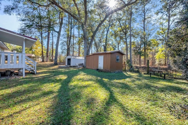 view of yard with a storage shed