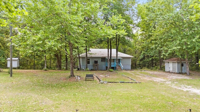 view of yard with a storage unit