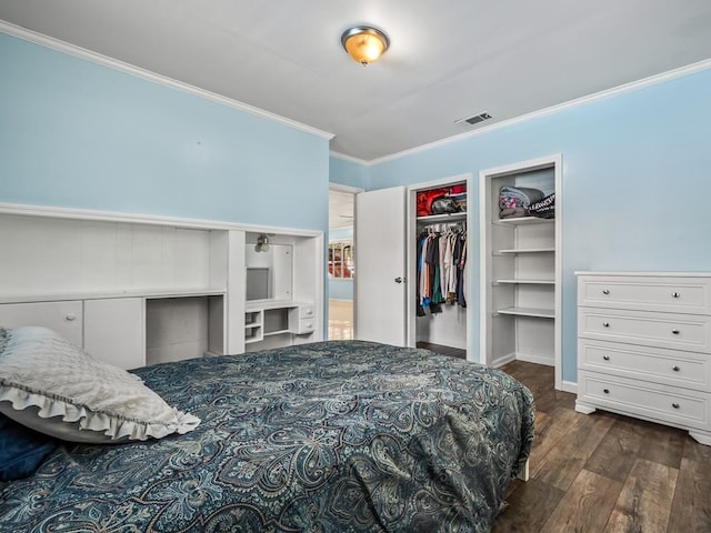 bedroom with crown molding, a closet, and dark hardwood / wood-style floors