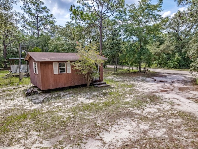 view of yard featuring an outdoor structure