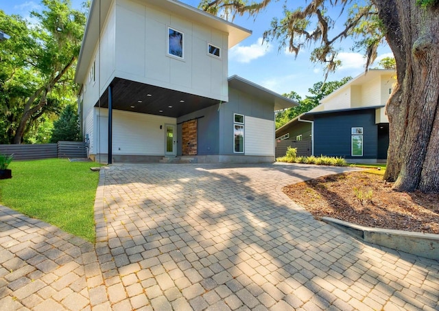 view of front of home featuring a front yard