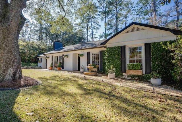 view of front of property featuring a front yard