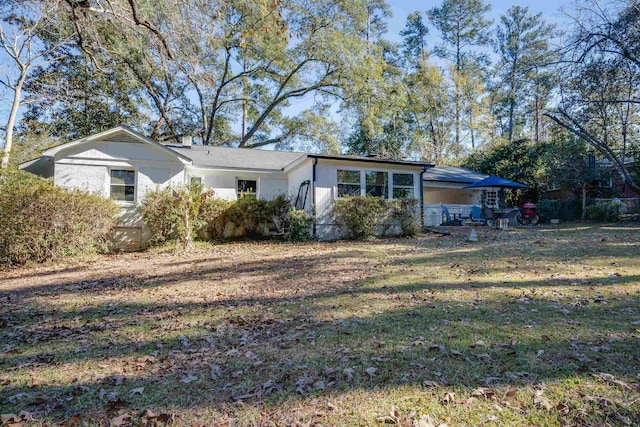 view of front of house featuring a front lawn