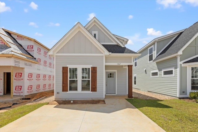 view of front of house featuring a front lawn