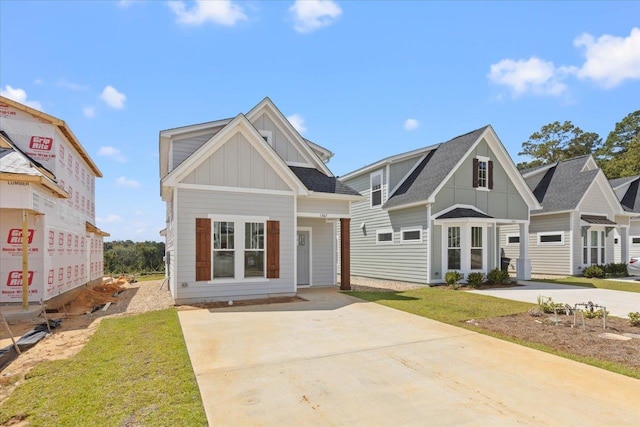 view of front of home featuring a front yard