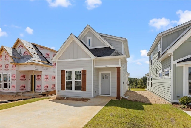 view of front of property with a front lawn