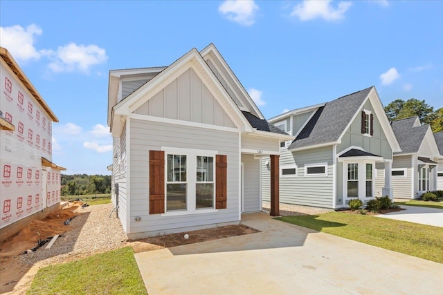 view of front facade featuring a front yard