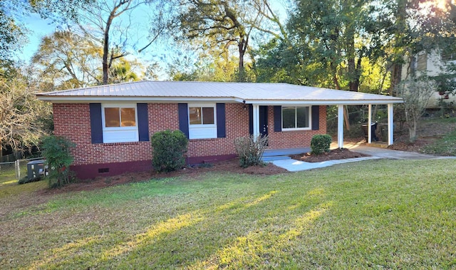 ranch-style home featuring a front lawn and a carport