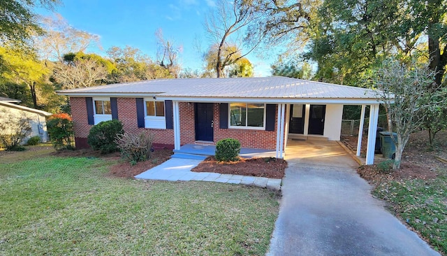 view of front of home featuring a carport and a front lawn