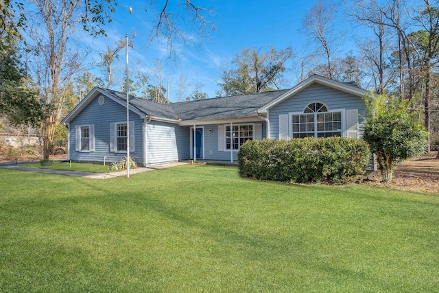 view of front of house featuring a front lawn