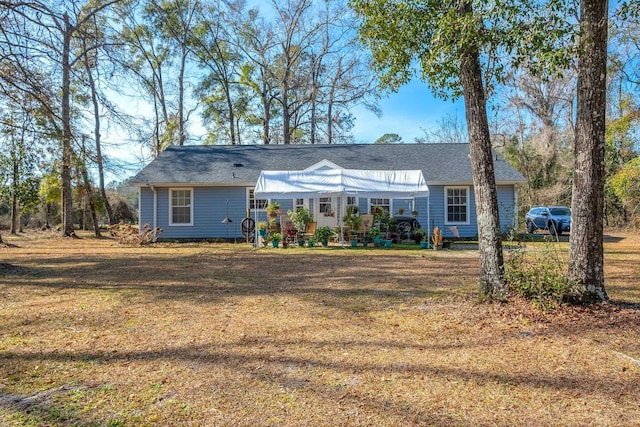 single story home with a front yard