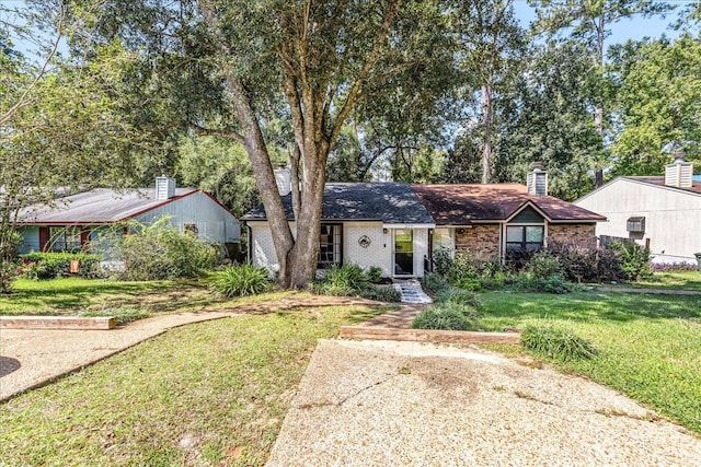 single story home featuring a front yard