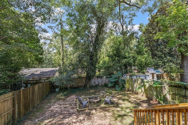 view of yard featuring a fire pit