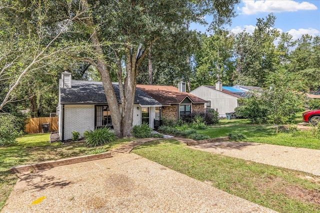 view of front of home featuring a front yard