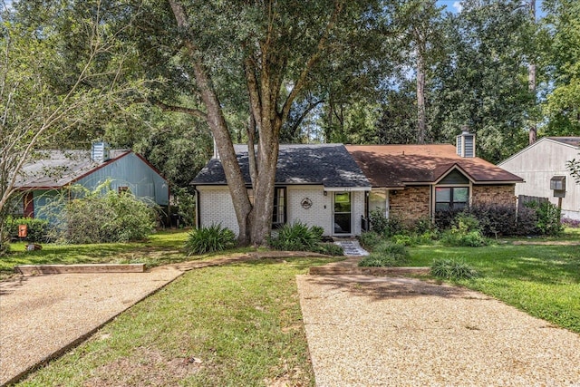 view of front of home featuring a front lawn