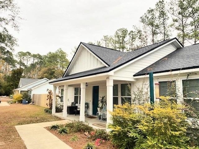 view of front of property featuring a patio area