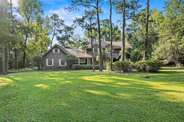 view of front facade featuring a front yard