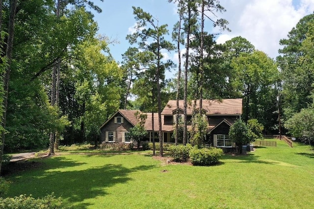 view of front of house featuring a front lawn