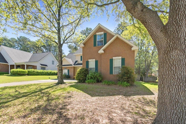 view of front of property featuring brick siding and a front lawn