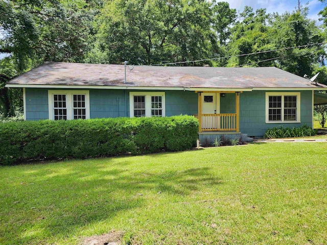 single story home with a front lawn