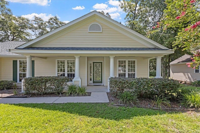 view of front facade featuring a front lawn and covered porch