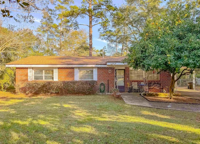 single story home featuring a front yard