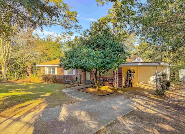 view of front of property featuring a front lawn and a carport