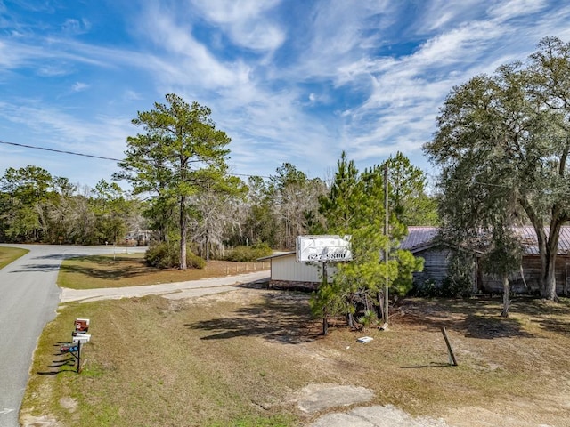 view of front of home featuring a front yard