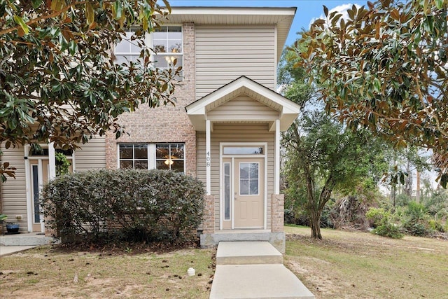 view of front of property featuring a front lawn