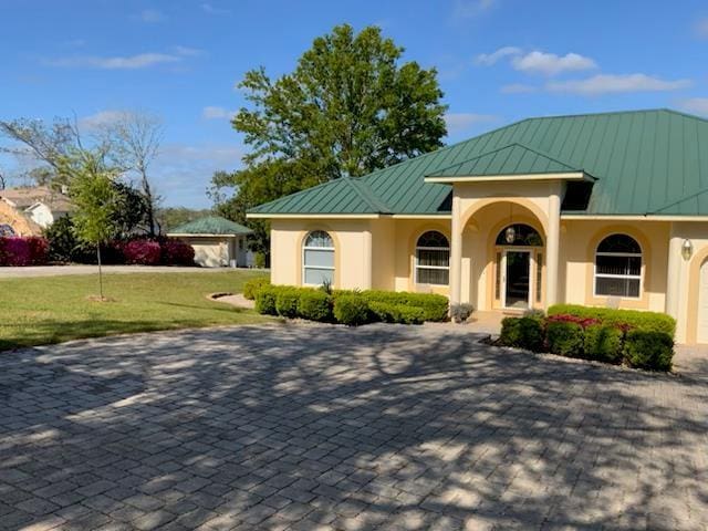 view of front facade featuring a front yard and a garage