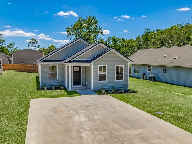 view of front of home featuring a front lawn and cooling unit