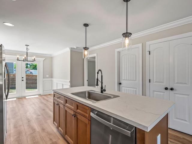 kitchen featuring sink, an inviting chandelier, decorative light fixtures, an island with sink, and dishwasher